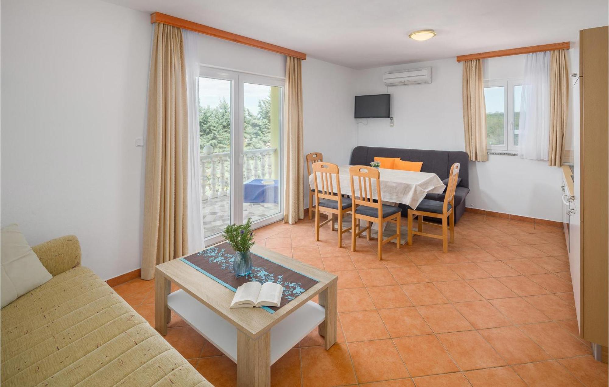 1 Bedroom Beautiful Apartment In Poreč Extérieur photo
